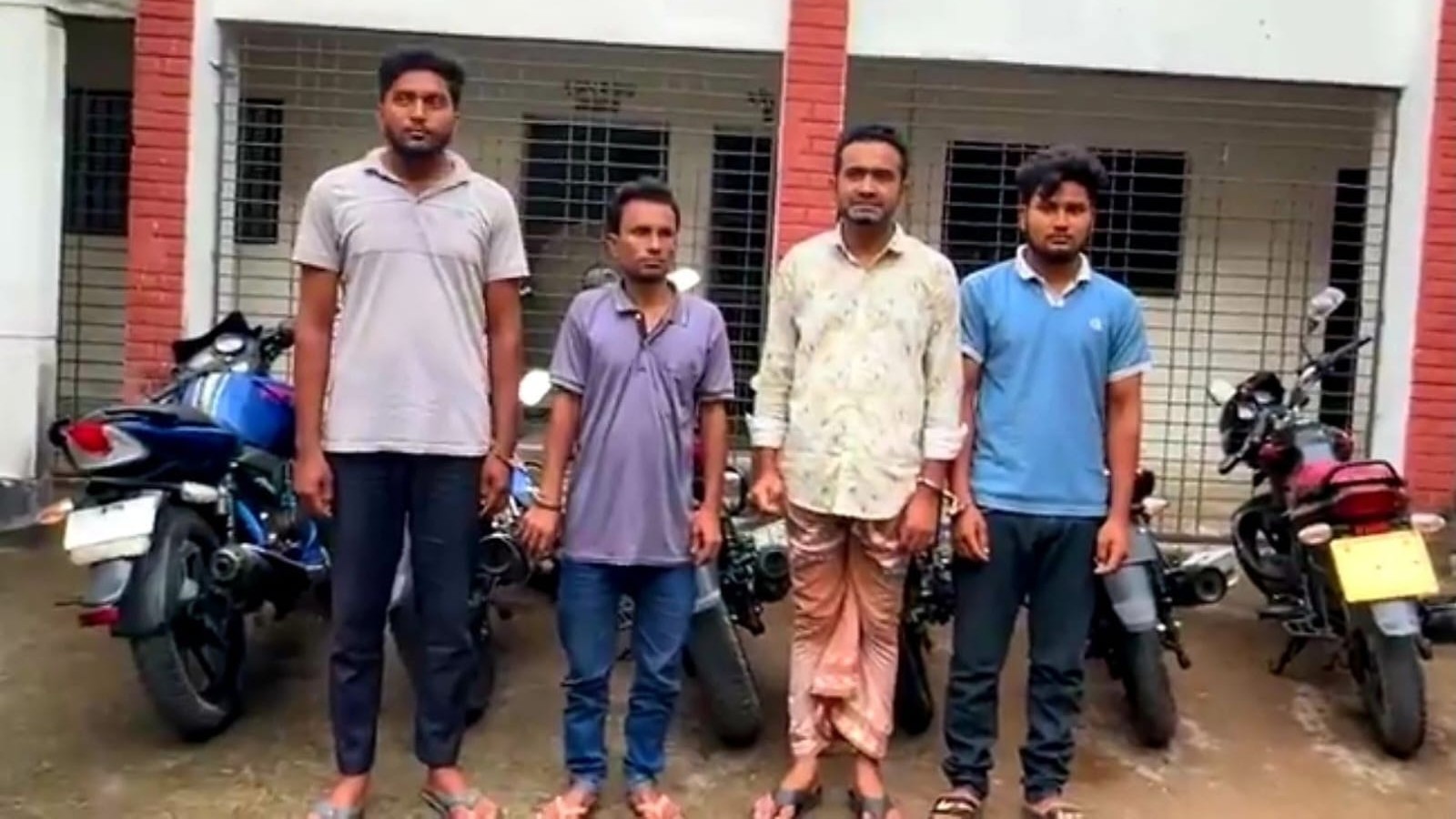 পুলিশের এসআইয়ের মোটরসাইকেল চুরি করে ধরা ৪ চোর, উদ্ধার ৯টি